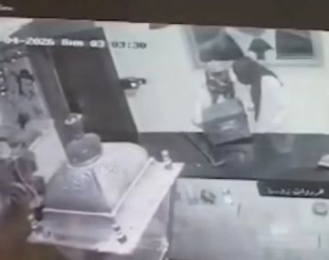 اقتحام مباغت وسرقة الخزنة.. ملثمون يداهمون مقهى ناشط أردني غرب عمان اقتحام مباغت وسرقة الخزنة.. ملثمون يداهمون مقهى ناشط أردني غرب عمان