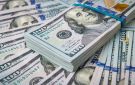 الدولار يحافظ على أعلى مستوياته في 18 شهرا وسط تصاعد التوترات