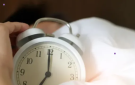 الاستيقاظ بالمنبه أم تلقائيا.. ما الطريقة الأفضل لبدء يومك؟
