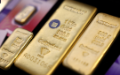 الذهب يرتفع مع تراجع النفط والدولار والتركيز على بيانات التضخم الأميركية