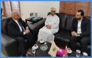 نقيب الصحفيين يبحث مع مسؤول عماني تعزيز التعاون