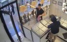 ظنها غنيمة من الذهب .. سطو بمظلة ينتهي بعشرين سوارا مقلدا في إسطنبول