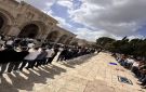 عشرات الآلاف يؤدون الجمعة في الأقصى
