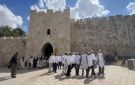 مستوطنون يؤدون رقصات أمام باب الساهرة بالقدس