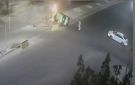 فيديو يوثق انقلاب مركبة تكسي واشتعالها في العقبة.. ومواطنون يهرعون لإنقاذ السائق