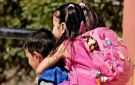 فيديو لطفل يحمل شقيقته يشعل التواصل في الجزائر .. مطالب بتكريمه