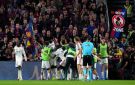 برشلونة مهدد بالعقوبة بعد إلقاء مقذوفات على لاعبي ريال مدريد