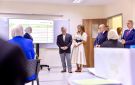 الملك ترافقه الملكة يزوران مدرسة في العقبة - jo