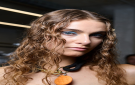 الشعر المبلل يعود إلى الواجهة .. كيف تعتمدين الـWet Look بأناقة؟