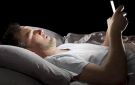 استخدام الهاتف في السرير .. وضعية الرقبة ووقت التصفح يصنعان الفارق