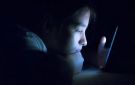استخدام الهاتف ليلا يرتبط بتأخر نوم المراهقين وتراجع مدته في دراسة جديدة