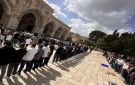 عشرات الآلاف يؤدون صلاة الجمعة في المسجد الأقصى