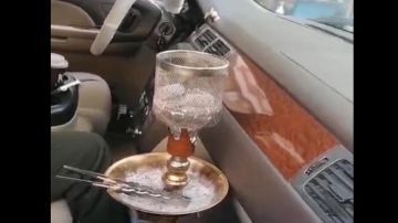 إدارة السير تضبط سائقا يدخن الأرجيلة أثناء القيادة إدارة السير تضبط سائقا يدخن الأرجيلة أثناء القيادة