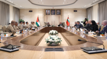 رئيس هيئة الأركان المشتركة الأردني يلتقي وفدا من كلية الدفاع الوطني الأمريكية لتعزيز التعاون العسكري والاستراتيجي