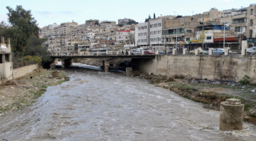 كوادر الدفاع المدني تتعامل مع سقوط شخص داخل مجرى سيل الزرقاء