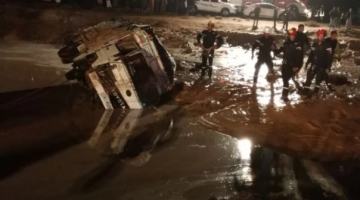 لجنة فنية لحصر أضرار المنخفضات على الطرق الزراعية في مأدبا لجنة فنية لحصر أضرار المنخفضات على الطرق الزراعية في مأدبا