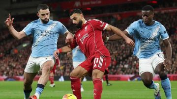 وكيل محمد صلاح يبدأ مفاوضات رحيله إلى الاتحاد السعودي