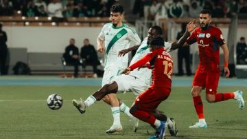 الأهلي يهزم ضمك ويتصدر الدوري السعودي