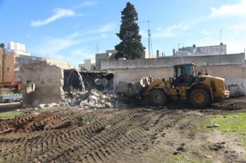 إزالة بناء آيل للسقوط قرب مدرسة في إربد إزالة بناء آيل للسقوط قرب مدرسة في إربد