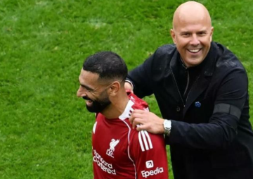 أرني سلوت يتوجه بطلب علني بشأن محمد صلاح