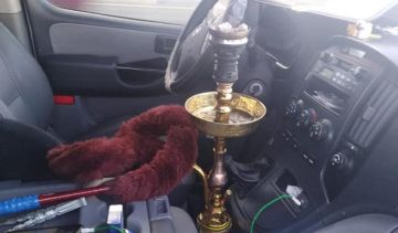 ضبط سائق يدخن الأرجيلة أثناء قيادته على طريق المطار .. صورة