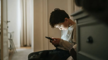 دراسة مثيرة تكشف كيف يتطور سلوك الرشوة لدى الأطفال