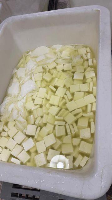 الغذاء والدواء تغلق مصنع ألبان لاستخدامه الحليب المجفف .. (صور)