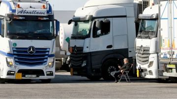 تكدس شاحنات أردنية على حدود سوريا بسبب قرار يمنع دخولها