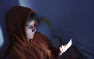 ماذا يفعل السهر بقلبك؟