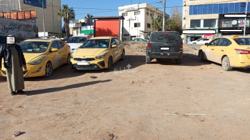 اعتصام لسائقي التكاسي احتجاجا على تغول التطبيقات ومنافسة السيارات الخاصة في مادبا .. فيديو