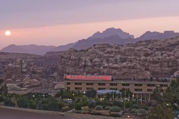 فندق كراون بلازا البترا: خسائر متراكمة على الضمان الاجتماعي.. وغياب كامل للمساءلة عاجل فندق كراون بلازا البترا: خسائر متراكمة على الضمان الاجتماعي.. وغياب كامل للمساءلة عاجل