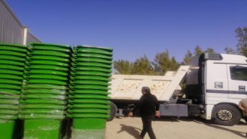 وزارة البيئة توزع 830 حاوية فرز نفايات في لواء ناعور