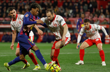 جيرونا يسقط برشلونة ويهدي ريال مدريد صدارة الليغا