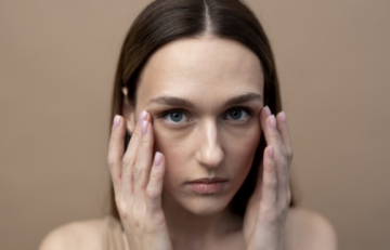 ما الفرق بين البشرة المرهقة والبشرة المتقدمة في العمر وكيف تميزين بينهما؟