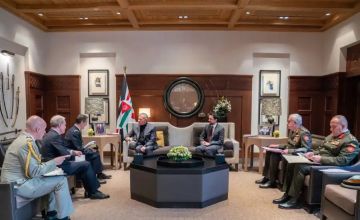 الملك يستقبل رئيس أركان الجيش الفرنسي لتعزيز التعاون العسكري