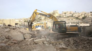 أمانة عمان تنفذ أعمال هدم في شارع الطلياني