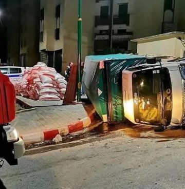 إربد...انقطاع التيار الكهربائي في بلدة جحفية إثر تضرر أعمدة كهرباء بسبب تدهور شاحنة