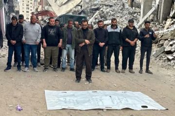 بعد عامين.. أب فلسطيني يودع زوجته وتوائمه الأربعة في كيس أبيض