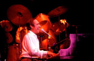 وفاة أسطورة الموسيقى الأمريكية نيل سيداكا عن عمر 86 عاما