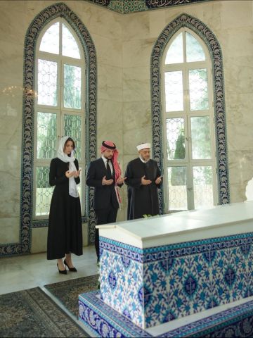 نائب الملك يزور ضريح المغفور له الملك الحسين .. صور