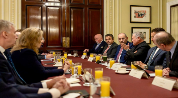 الملك يجتمع بمسؤولين سابقين وبرلمانيين بريطانيين في لندن الملك يجتمع بمسؤولين سابقين وبرلمانيين بريطانيين في لندن