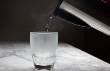 فوائد الماء الساخن.. بين الواقع والخرافة!