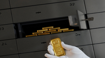 الذهب يتراجع بعد صعود الدولار