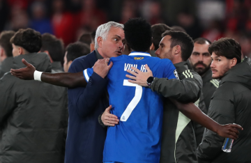 ريال مدريد يثأر من بنفيكا في مباراة توقفت لعشر دقائق بسبب حدث مؤسف