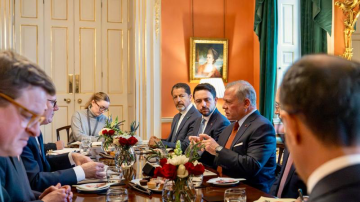 الملك يلتقي رئيس الوزراء البريطاني في لندن ويؤكد متانة الشراكة الاستراتيجية