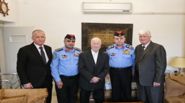 الأمن العام يكرم الرائد المتقاعد سعد الدين هاكوز (98 عاما) في يوم الوفاء للمتقاعدين العسكريين الأمن العام يكرم الرائد المتقاعد سعد الدين هاكوز (98 عاما) في يوم الوفاء للمتقاعدين العسكريين