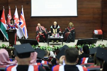 الشرق الأوسط تحتفي بخريجي البرامج الدولية شراكة ارتقت بمفهوم التعليم الجامعي الشرق الأوسط تحتفي بخريجي البرامج الدولية شراكة ارتقت بمفهوم التعليم الجامعي