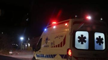 الدوريات الخارجية: 7 إصابات في حادث اصطدام مركبة بعمود إنارة بطريق الأزرق