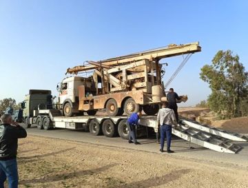 وزارة المياه والري تضبط حفارة مخالفة وتلاحق اعتداءات على خطوط المياه في الأزرق ومعان
