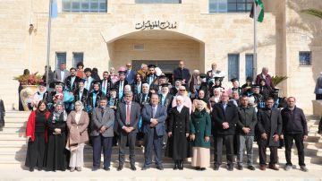 طلبة كلية الصيدلة في جامعة الزرقاء يؤدون قسم المهنة طلبة كلية الصيدلة في جامعة الزرقاء يؤدون قسم المهنة